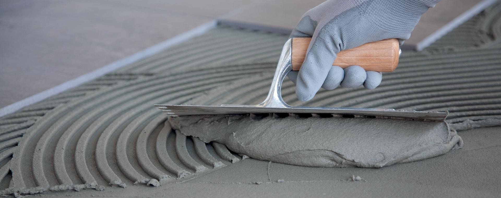 Lepidlo na dlažbu: Jaké zvolit a jak s ním pracovat?