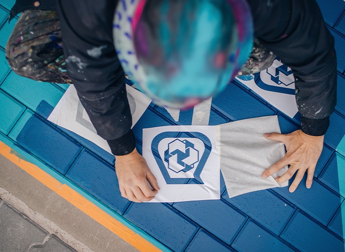 Malba detailního motivu na chodník s použitím nátěru Mapecoat TNS Extreme SF.